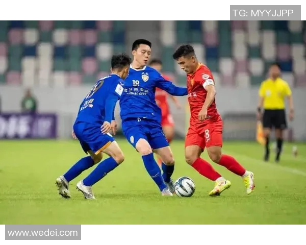 重庆足球队的拼搏之路：从低谷到巅峰的奋斗历程与荣耀回顾